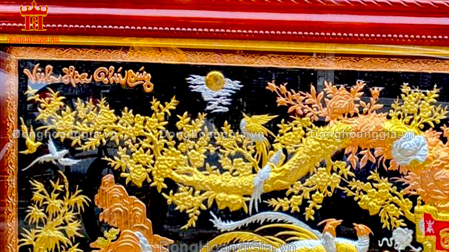 Bề mặt tranh được mạ vàng bạc cao cấp mang đến sự sang trọng